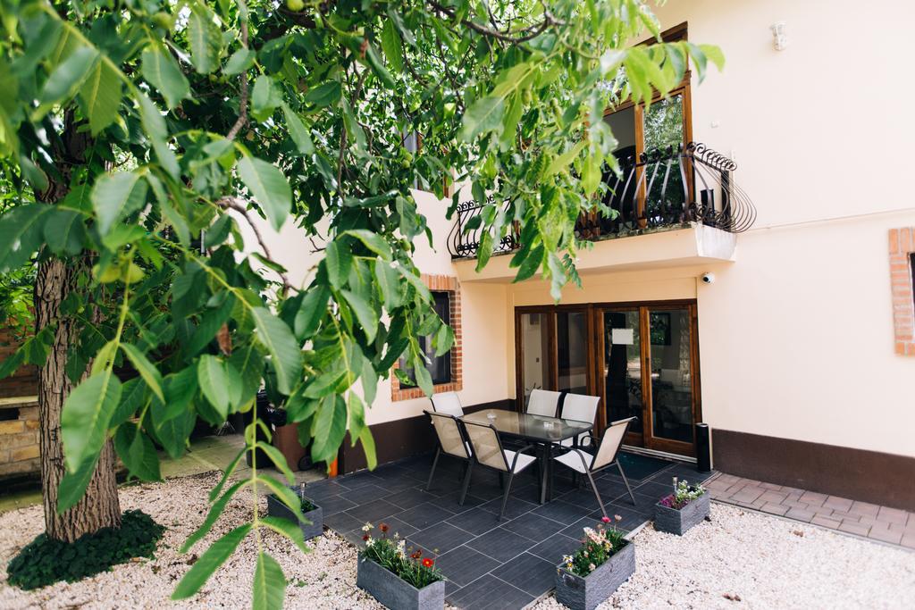 Bed and Breakfast Vén Diófa De Lux Panzió Szeged Exterior foto